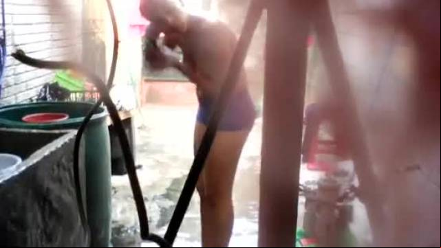 Prima tomando banho no quintal